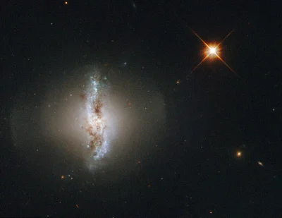 r.....7 - Biegunowa galaktyka pierścieniowa Arp 230 wg Teleskopu Hubble'a
Autor zdję...