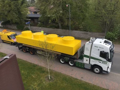 WuDwaKa - Transport gigantycznego klocka LEGO 1x4 (ꖘ‸ꖘ)

#lego #transport #logistyk...