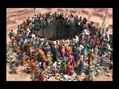 ColdMary6100 - Spragnieni wody ludzie gromadzą się wokół dużej studni w wiosce Natwar...