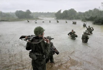 angelo_sodano - Amerykańscy spadochroniarze przekraczają rzekę w południowym Wietnami...