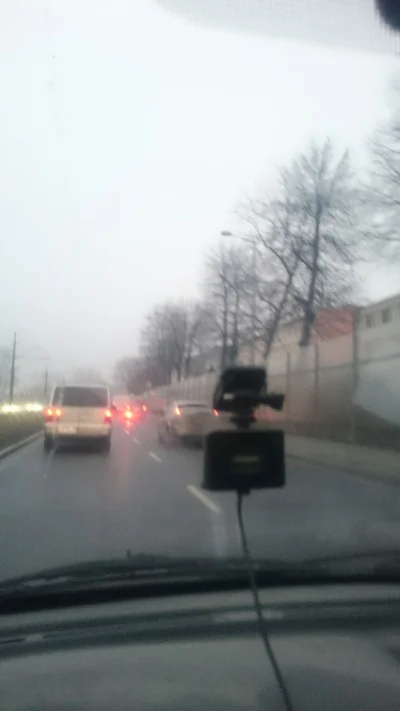 rybeczka - #krakow #motoryzacja #logikarozowychaskow 
Środek miasta widoczność smogow...