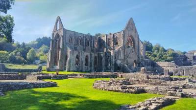 Z.....o - Tintern Abbey, pierwsze opactwo cystersów w Walii założone w XII w. Zaczęło...