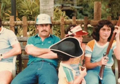 brusilow12 - Pablo Escobar z rodziną na wakacjach w Disneylandzie (⌐ ͡■ ͜ʖ ͡■)
