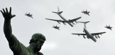 Talvisota - Samoloty rosyjskich sił powietrznych przelatują nad pomnikiem Minina i Po...