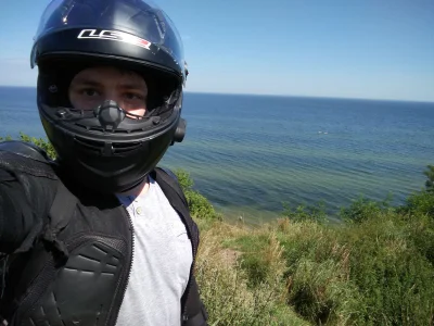 d.....w - @danielosw: strój odpowiedni do prędkości i pogody. :)