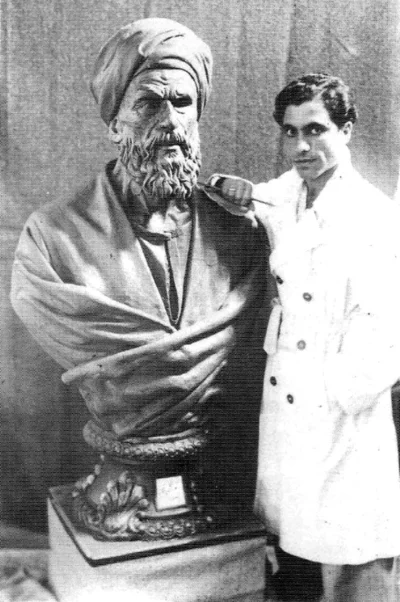 O.....k - Rzeźbiarz Fathi Muhammad wraz z dziełem, 1944 rok.