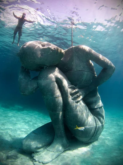 damek - Statua 5 metrów pod wodą na Bahamach

#obrazki #creepy #zdjecia #ocean