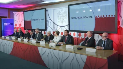 pmez - Spójrzcie na biało-czerwone bannery PKW (na zdjęciu ułożone wzdłuż stołu) - cz...