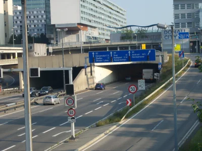 kjomputken - @TV-Niezaleznych: W Wiedniu autostrada A22 leci tunelem wzdłóż Dunaju, a...