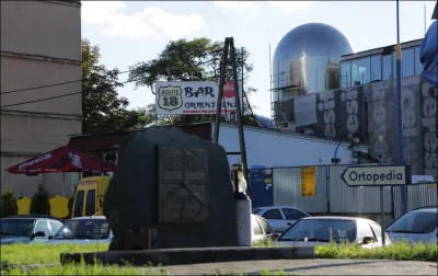 novyr9 - Żeby było śmieszniej, przed wejściem chińczyki sprzedają wieprzowinkę...