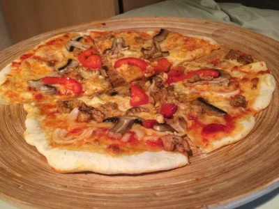 xadereq - Prawilna pizza na wieczór :3 obiadokolacja

#gotujzwykopem #pizza #pizzazaw...