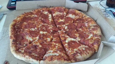 crackhack - Pizza z podwójnym salami i podwójną mozzarella z Dominos jest królem pizz...