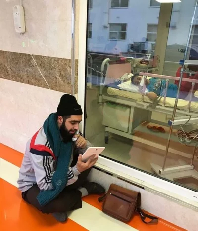 A.....1 - Nauczyciel z Iranu odwiedza w szpitalu chłopca cierpiącego na raka, aby ten...