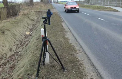 CwanyWacek - U mnie wcale nie muszą go chować, bo mają taki mały na cienkim, czarnym ...