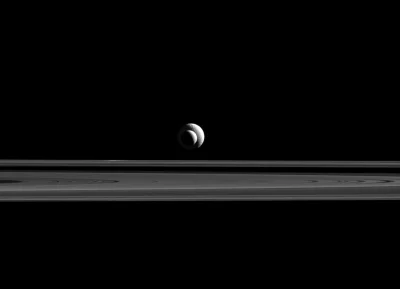 Elthiryel - Enceladus na tle Tetydy. Jako że obydwa księżyce są w dość podobnej odleg...