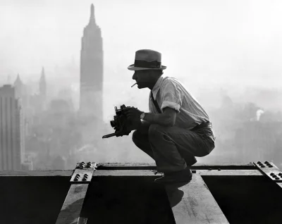 s.....w - Charles Ebbets podczas robienia słynnego zdjęcia "Lunch na szczycie wieżowc...