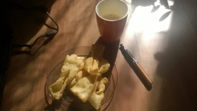 T.....d - Prawilne #sniadanie #jedzzwykopem #gorace #chrusty #kawa #epapierosy