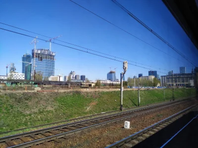 UZNANIE-2863-PLN - Warszawa - Z okna pociągu. Z lewej wieżowce Woli, na pierwszym pla...