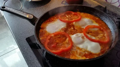 Splot - A dzisiaj na śniadanko była shakshuka. Prosta i smaczna.

#gotujzwykopem #got...