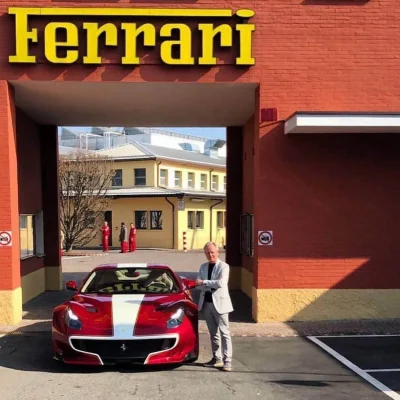 autogenpl - Horacio Pagani u bram Ferrari ze specjalnie przygotowaną dla niego berlin...