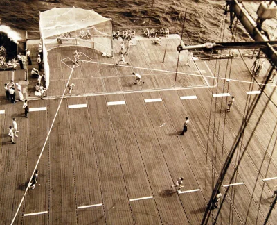 myrmekochoria - Amerykańscy żołnierze grają w baseball na lotniskowcu USS Hancock (27...