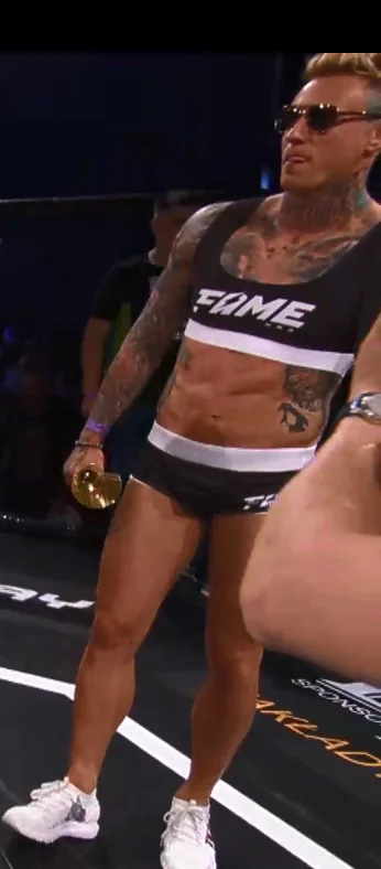 lsentoR - Plusujcie najmniej paskudną Ring Girl dzisiejszego wieczoru, nie ma czasu n...