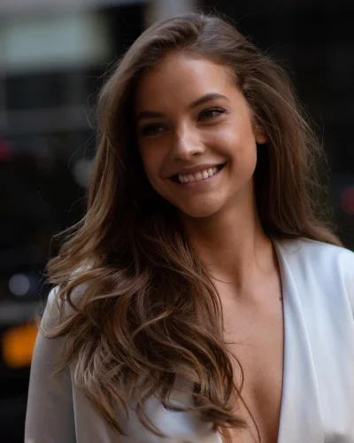 L.....m - #usmiechboners 
#barbarapalvin #ladnapani