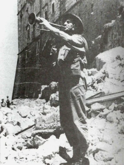 Pshemeck - Ruiny Klasztoru w Monte Cassino, 18 maja 1944. Emil Czech gra Hejnał Maria...