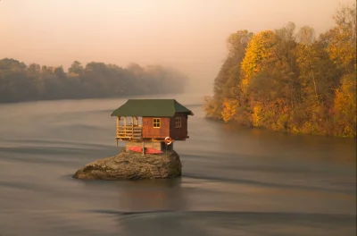 Artron - #earthporn #azylboners
Domek na środku rzeki Drina w Serbii.