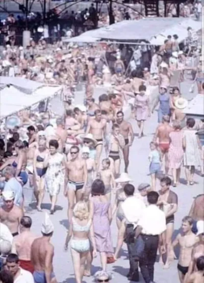 I.....o - Amerykańska plaża w latach 70. 
Zero grubasów, a to w czasach gdy na stole...