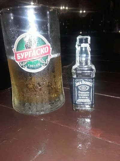 bordo_zielony - Siedzę z kumplem w knajpie pijemy 0,5 Jacka i zamawiamy duże piwo ......