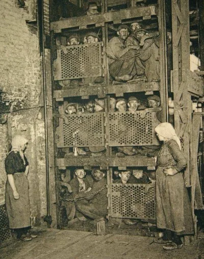 suqmadiq2ama - Górnicy w windzie Belgia ok 1900r
#przemysl #gornictwo #ciekawostki #h...