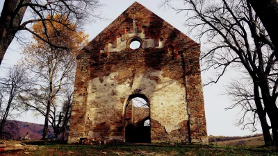 kretoslaw999 - #urbex #urbanexploration #bieszczady Ruiny cerkwi na odludziu