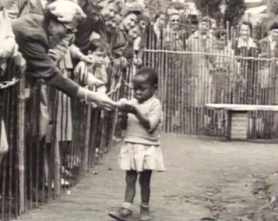 Czajna_Seczen - Afrykańska dziewczynka w ludzkim Zoo, Belgia 1958 rok (via: Historica...