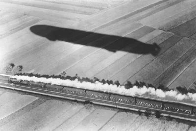 siwymaka - Pociąg ekspresowy "Offenburg-Freiburg" i cień sterowca Zeppelin "Schwaben"...