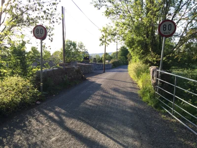 lexx23 - @ryzyszczaff: oto boczna wiejska droga w Irlandii. Zdjęcie ostatnio zrobiłem...