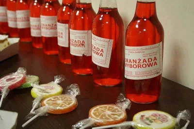 o.....o - Ale bym się napił takiej oranżady czerwonej. #prl #oranzada #