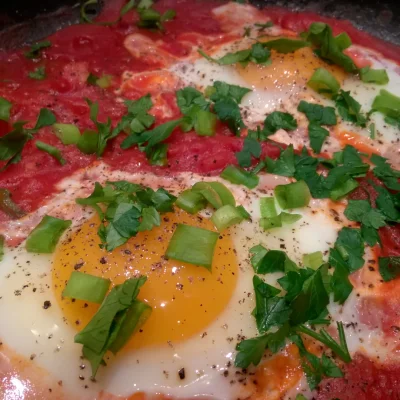 marl3na - Szakszuka, czyli jajka gotowane w pomidorach

Potrzebne będą:
- 2 pomido...