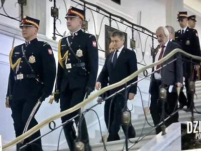 Trumanek - Tak, a chodzi po sejmie w asyście straży marszałkowskiej z szablami w mund...