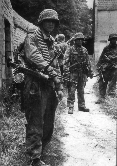 Rajtuz - Żołnierze Waffen-SS. Normandia, czerwiec 1944 r.

#fotohistoria #fotografia ...