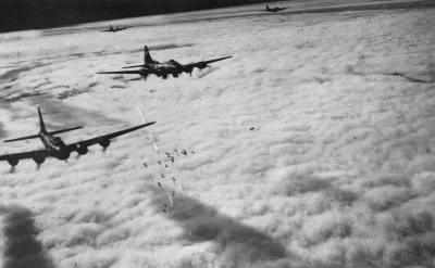 s.....w - Bombowce Boeing B-17F Flying Fortress należące do USAAF-u bombardują niemie...