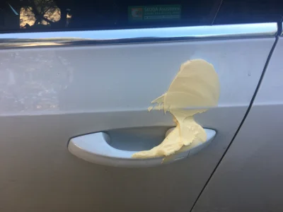 wszystkiefajnenickisazajete - Ktoś mi wysmarował klamkę w samochodzie masłem. Spotkał...