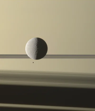 d.....4 - Rhea i mniejszy nieregularny księżyc Epimetheus z pierścieniami Saturna w t...