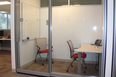 uysy - W normalnych biurach są po prostu "Ciche/spokojne pokoje" zwane quiet room.