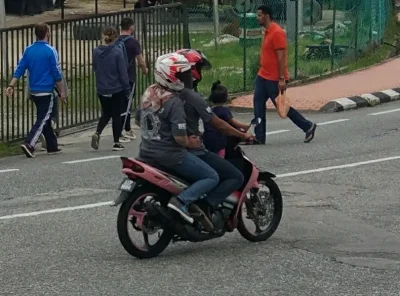 blazej30 - Malaj demonstruje prawidłowy sposób wożenia dziecka na motocyklu ;)

#mo...