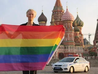dariusrock - Zdjęcie dnia: Aktorka pozuje z tęczową flagą w centrum Moskwy http://myl...