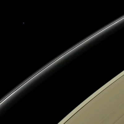 Nedved - Zdjęcie zrobione przez sondę Cassini. Mała kropka w lewej górnej części zdję...
