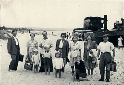 ojzygazyga - Wrak latarniowca"Rybitwa" na plaży w Jelitkowie w 1945 r.Teraz w tym mie...