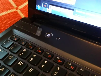 karhar - Mam laptopa Lenovo Y580 i obok przycisku zasilania mam mały przycisk do przy...