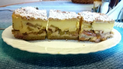 Tryggvason - Ciasto z rabarbarem i masą budyniową. 
Będzie jedzone (｡◕‿‿◕｡)
 

#piecz...